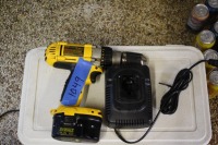 14.4 V CORDLESS DRILL W/ BATTERY & CHARGER