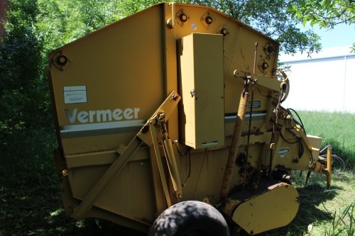 VERMEER 504H ROUND BALER (NEEDS PICKUP WORK)