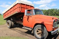 1961 INTERNATIONAL B180 W/ STEEL BOX & HOIST, WOOD FLOOR, 6 CYL., 5 & 2 TRANS. 900/20 RUBBER, PLUMBED FOR DRILL FILL