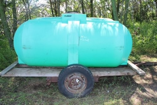 800 GAL. POLY TANK ON 2 WHEEL TRAILER (HAS SLOW LEAK)