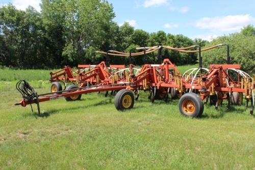 BOURGAULT 32' 8800 W/ BOURGAULT 2130 SPECIAL TANK, 8' SPACING, PACKERS, CARBIDE TIPS, KNOCKONS