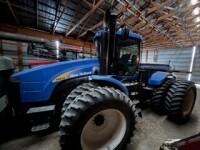 2010 NEW HOLLAND T9030 W/ 4 REMOTES, 20.8R42 RUBBER, 16F/2R POWER SHIFT, 670 HOURS