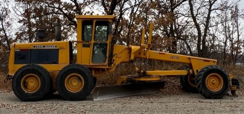 1975-78? JD 770 ARTICULATING ROAD GRADER W/ FRONT MOUNT SCARIFIER, NEW REAR TIRES, 6 CYL. DIESEL