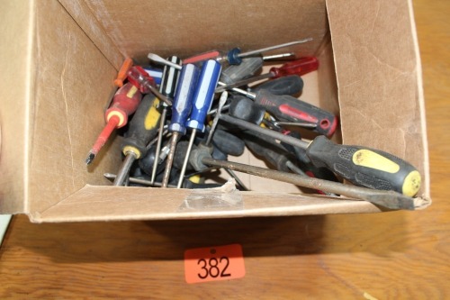 ASSORTMENT OF SCREWDRIVERS