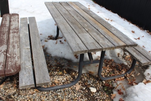 PICNIC TABLE