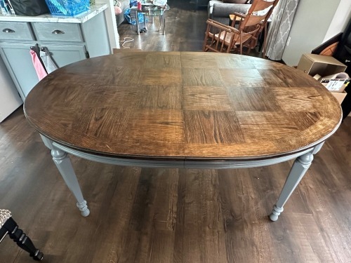 OAK DINING ROOM TABLE W/ 2 LEAFS