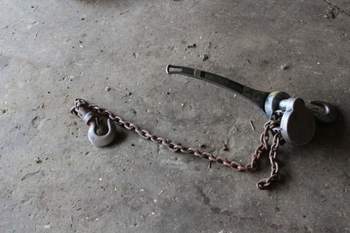 1 1/2 T CHAIN HOIST (NEEDS REPAIR)