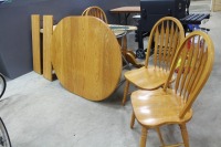 OAK TABLE W/ 2 LEAFS, 4 CHAIRS