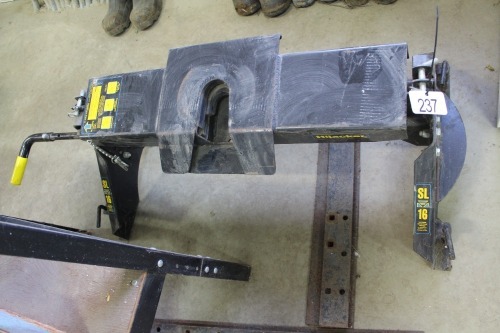 5TH WHEEL HITCH W/ RAILS