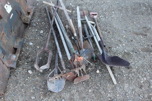 ASSORTMENT OF GARDEN TOOLS