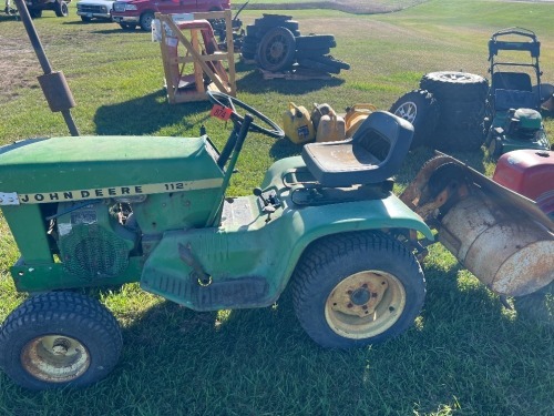 JOHN DEERE 112 LAWN TRACTOR W/ TILLER (NEEDS BATTERY)