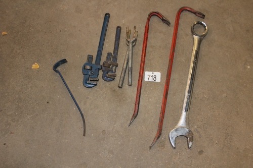 2 - PIPE WRENCHES, PRY BARS, 2 1/4" FLAT WRENCH