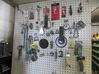 ASSORTMENT OF PINS, HOOKS, CABLE CLAMPS, CUTTING DISKS, AIR CHUCKS