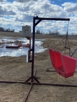 CATTLE OILER W/ NEW BRUSH & MINERAL FEEDER