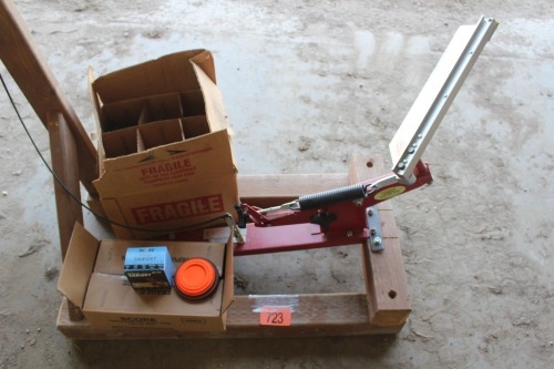 SKEET THROWER W/ APPROX. 200 20GAUGE SHOTGUN SHELLS, PART BOX OF SKEETS