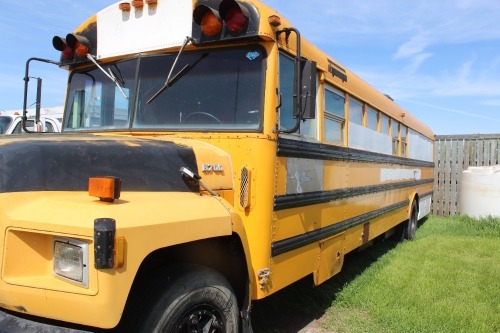 1989 FORD B700 BUS W/ RV CONVERSION, 370 MOTOR, 5 SPEED, PLUMBED, SEWER TANK, ROOF RV AC