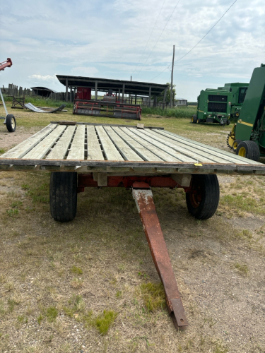 4 wheel trailer w/wooden top