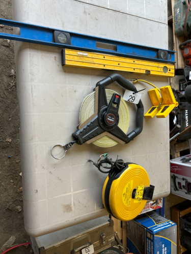 2 levels, corner clamp, 300&rsquo; tape, 40&rsquo; cord real