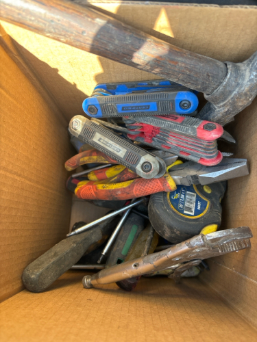 Assortment of pliers/ screw drivers/ tools
