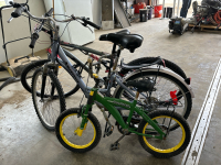 2 adult bikes 1 JD kids bike