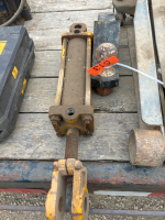 Hydraulic cylinder/ 2 5/16” receiver hitch