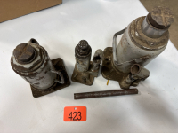 3-hydraulic jacks