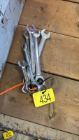 Ratcheting flat wrenches