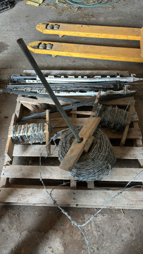 Barb wire, step in posts