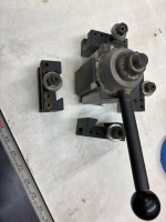 Adjustable quick change tool post