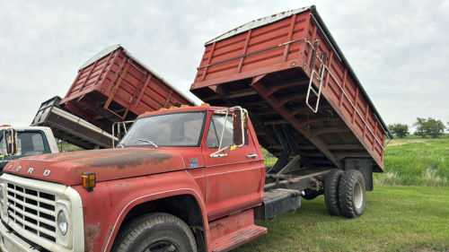 1979 ford F600 w/steel box and hoist