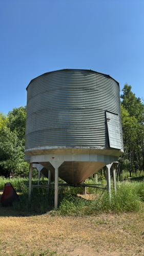 Grain bin on hopper