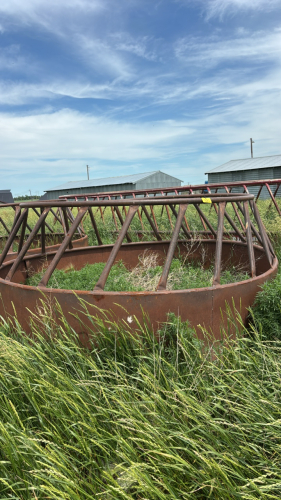 Heavy duty round bale feeder