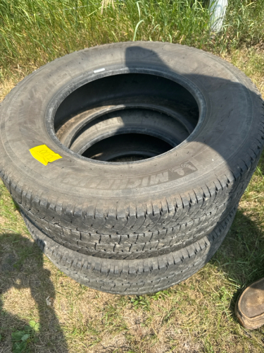 2-LT275/70R18 tires