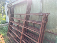 2-8&rsquo; panels with walk through gates