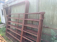 2-8&rsquo; panels with walk through gates