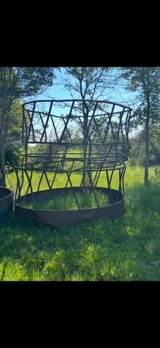 3- bale ring feeders