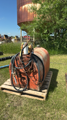 Slip tank with electric pump