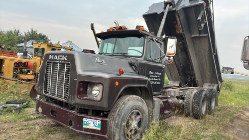 1991 Mack Econolyne tandem gravel truck