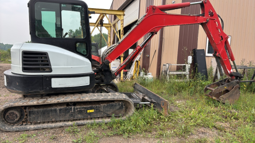 Bobcat E70 mini hoe on rubber track