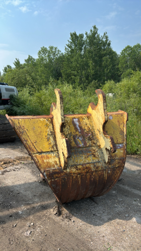 Slope trenching bucket