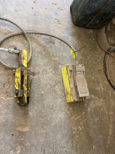 Pneumatic bead breaker