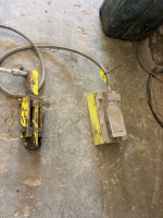 Pneumatic bead breaker