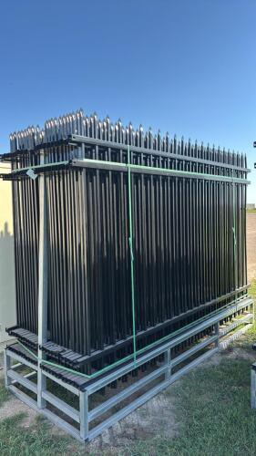 216&rsquo; of yard fence