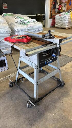 Delta table saw w/dado blades