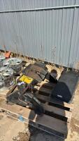Fifth wheel hitch and plate
