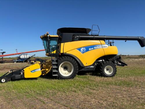 New holland CR9080 combine with pickup header