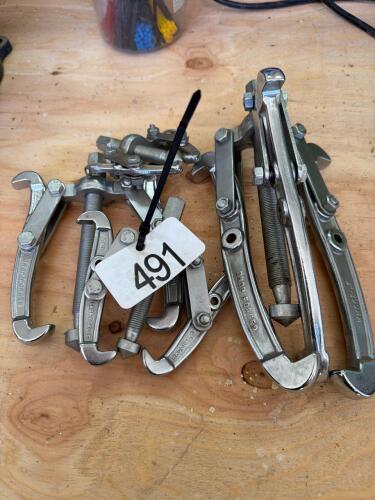 Gear pullers