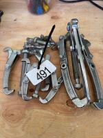 Gear pullers