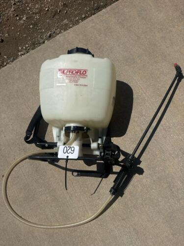 Backpack yard sprayer