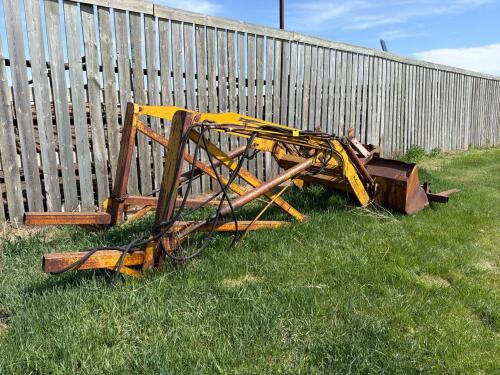 Big M front end loader w/bucket and pallet fork